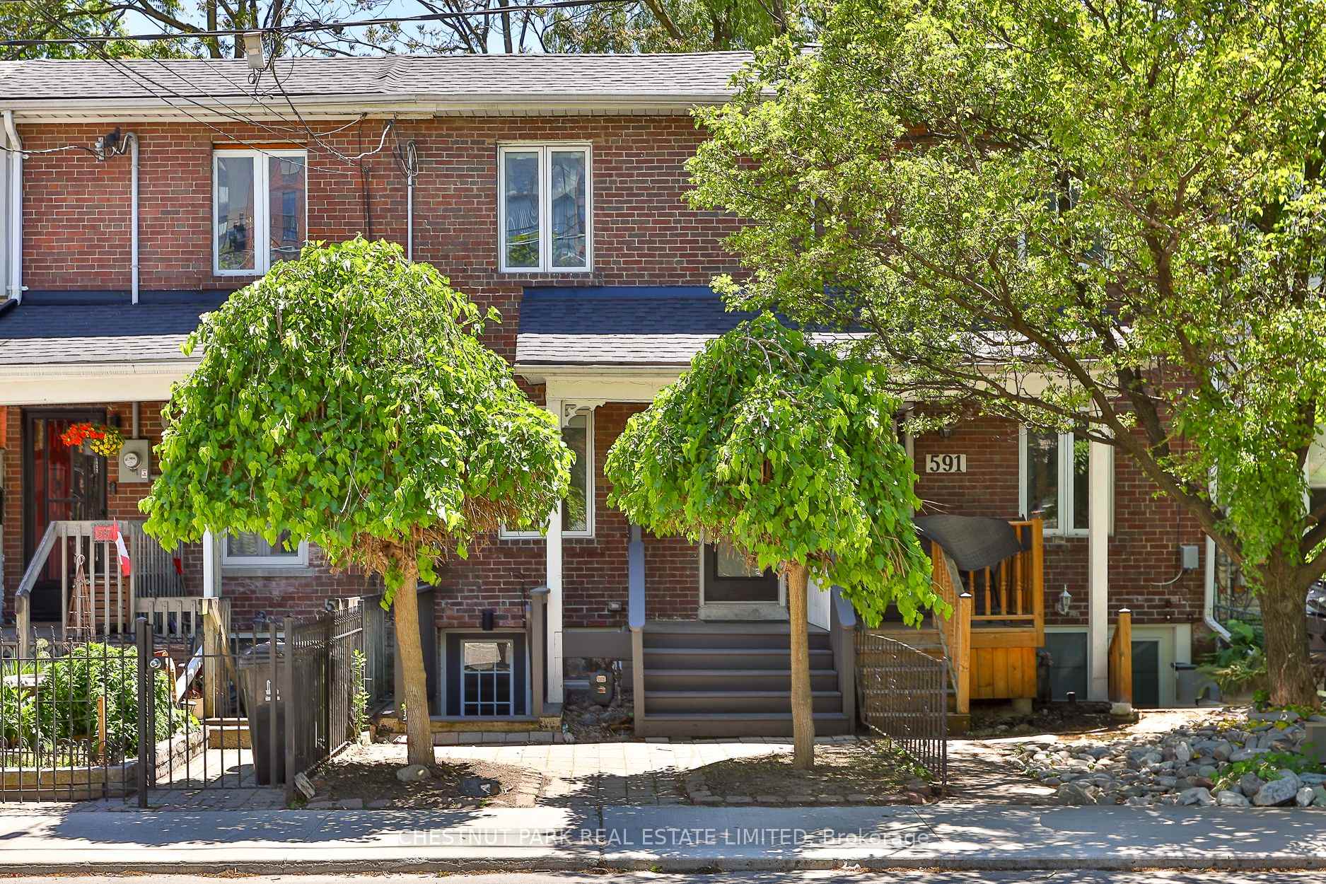 Front of 589 Wellington Street W