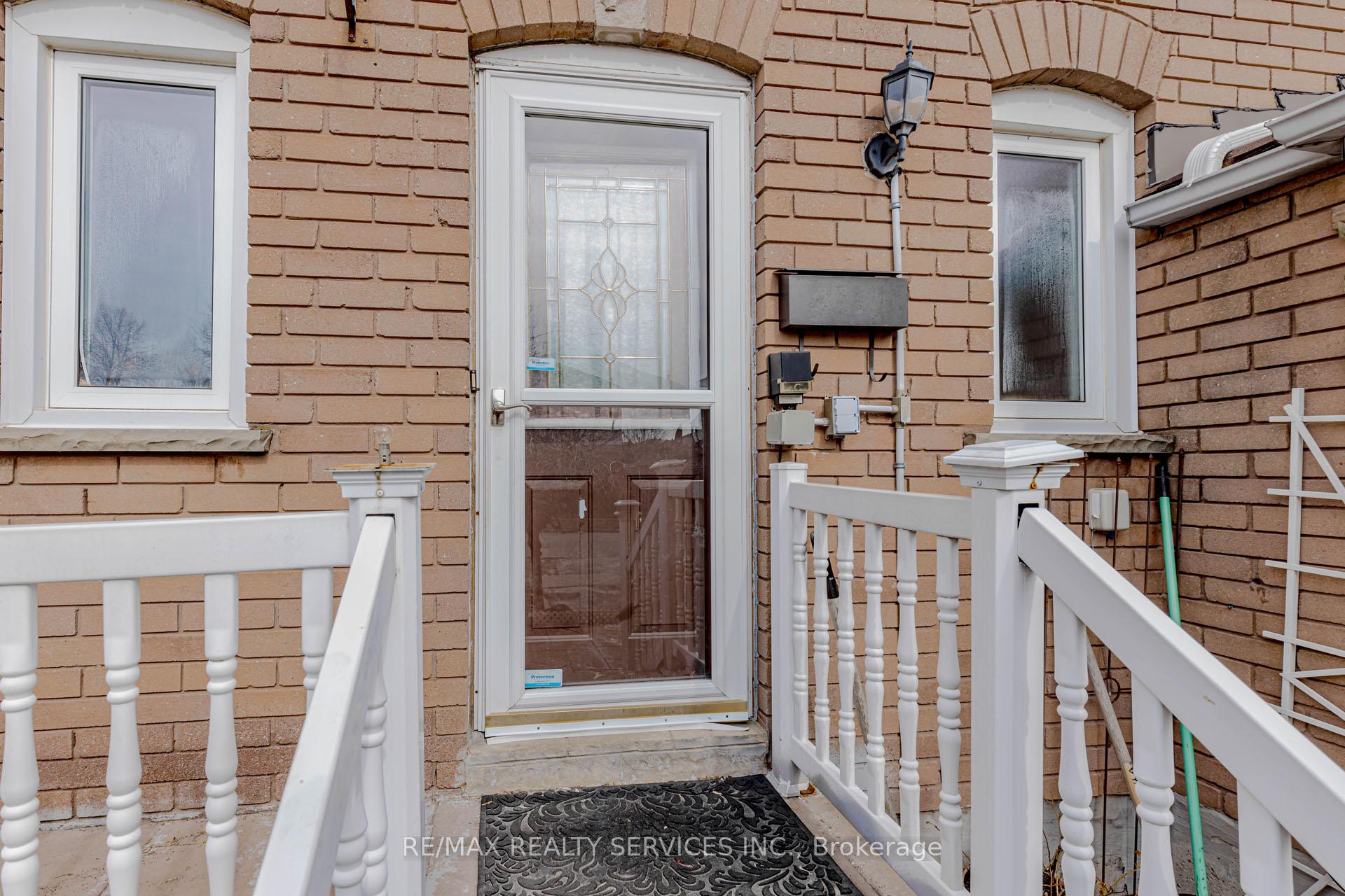 Photo 5 of 130 Cutters Crescent, Brampton, Fletcher's West — HOMEH