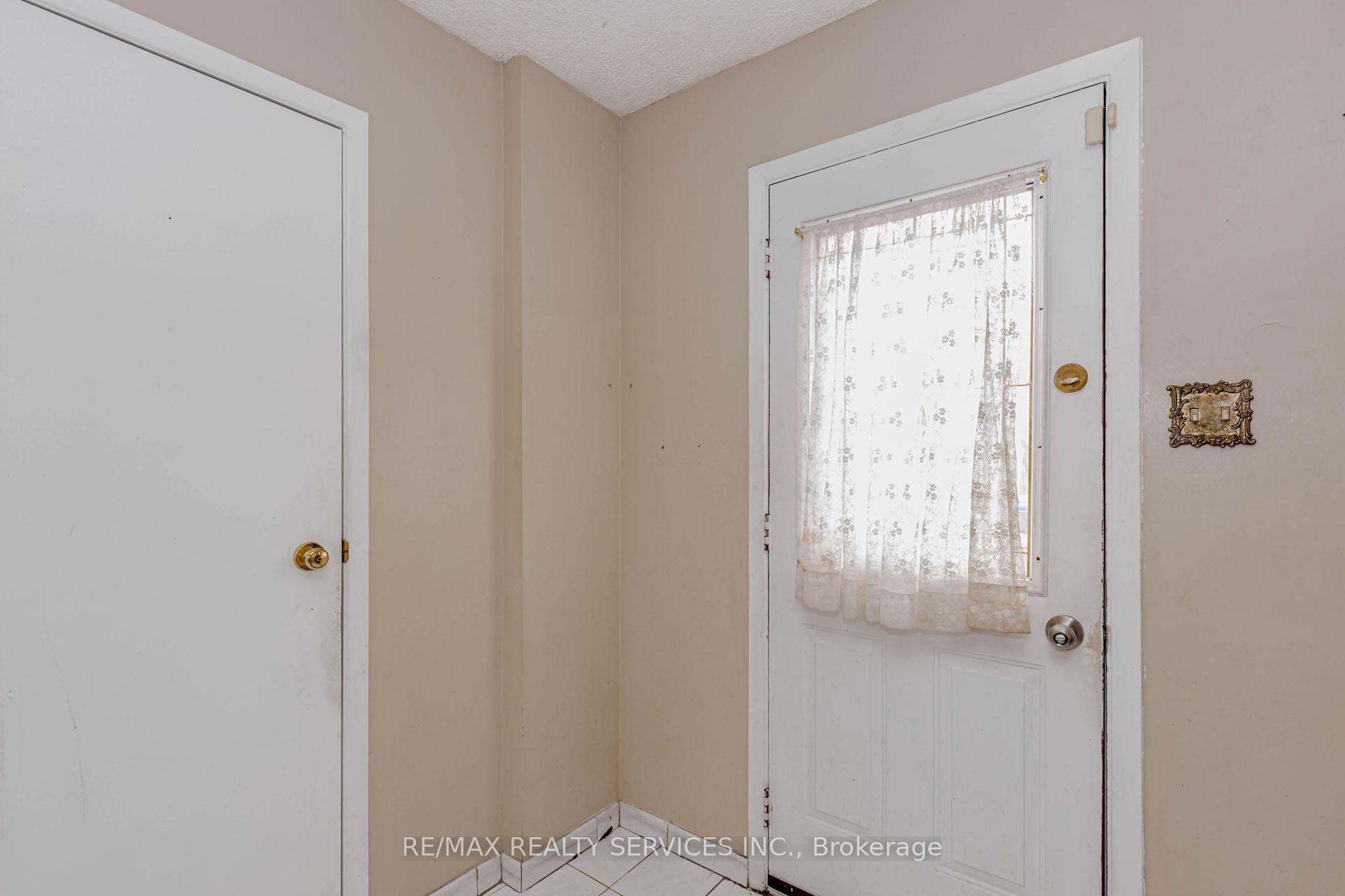 Photo 6 of 130 Cutters Crescent, Brampton, Fletcher's West — HOMEH