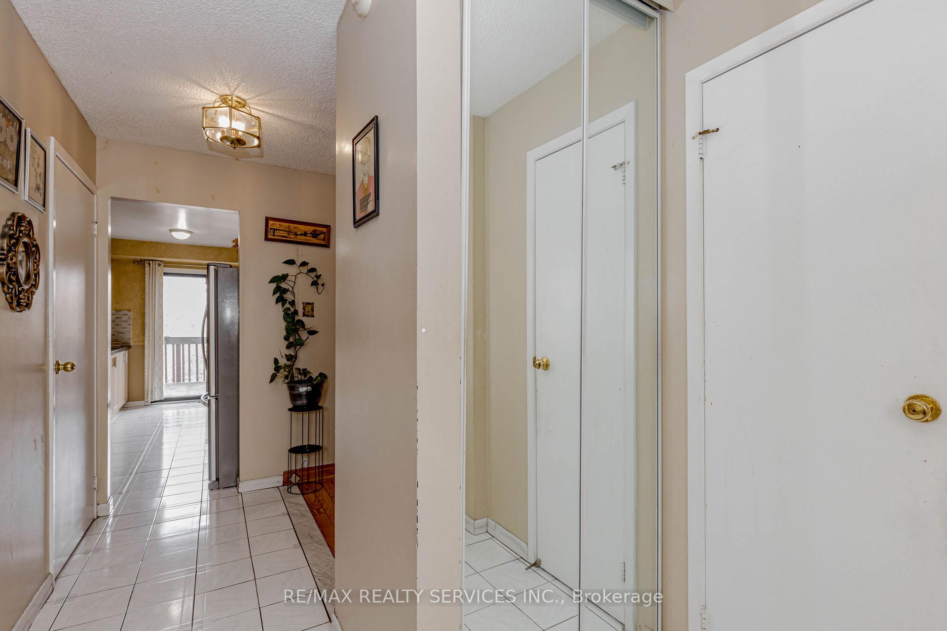 Photo 7 of 130 Cutters Crescent, Brampton, Fletcher's West — HOMEH