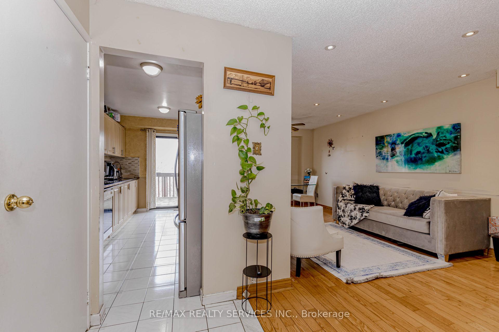 Photo 8 of 130 Cutters Crescent, Brampton, Fletcher's West — HOMEH