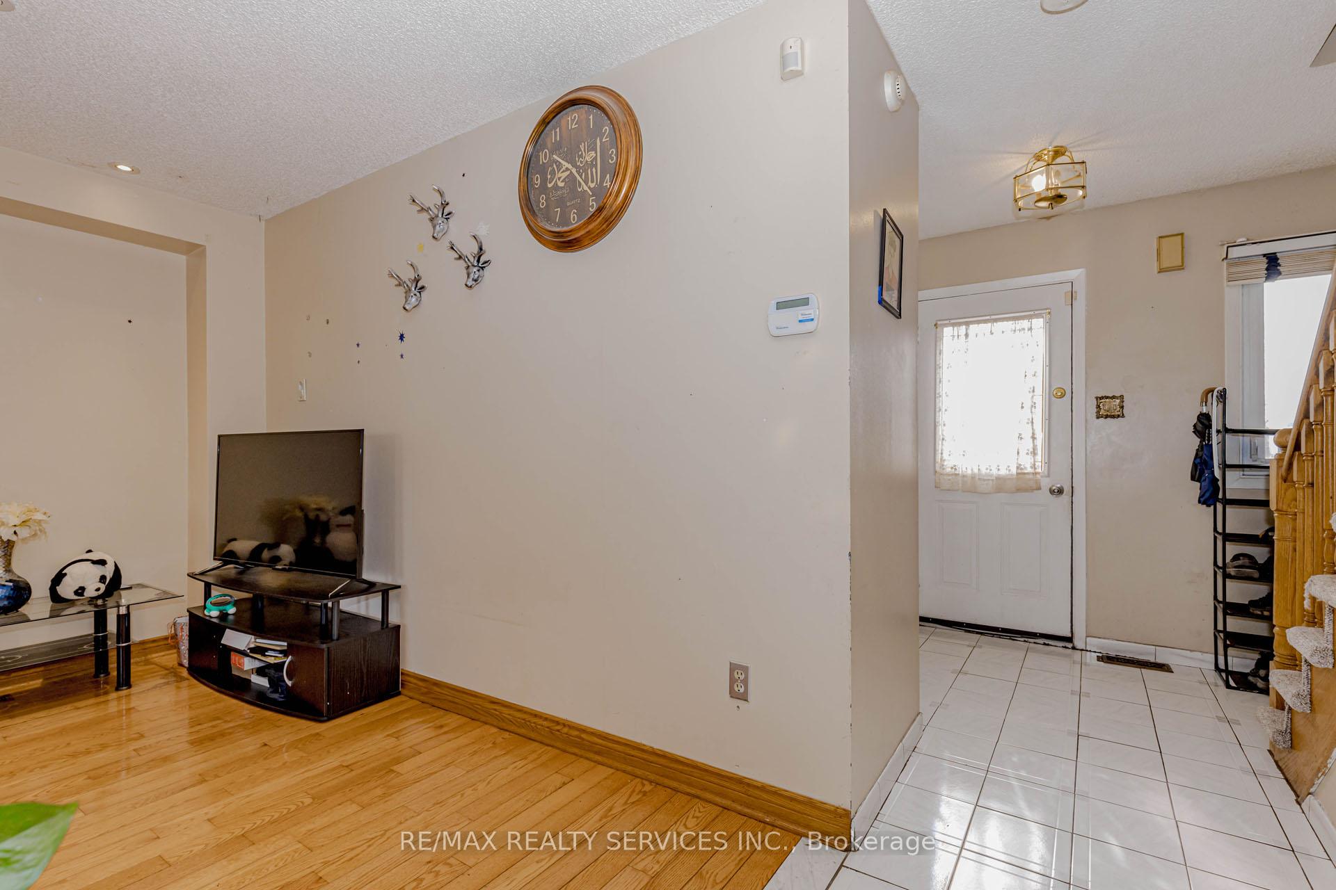 Photo 9 of 130 Cutters Crescent, Brampton, Fletcher's West — HOMEH