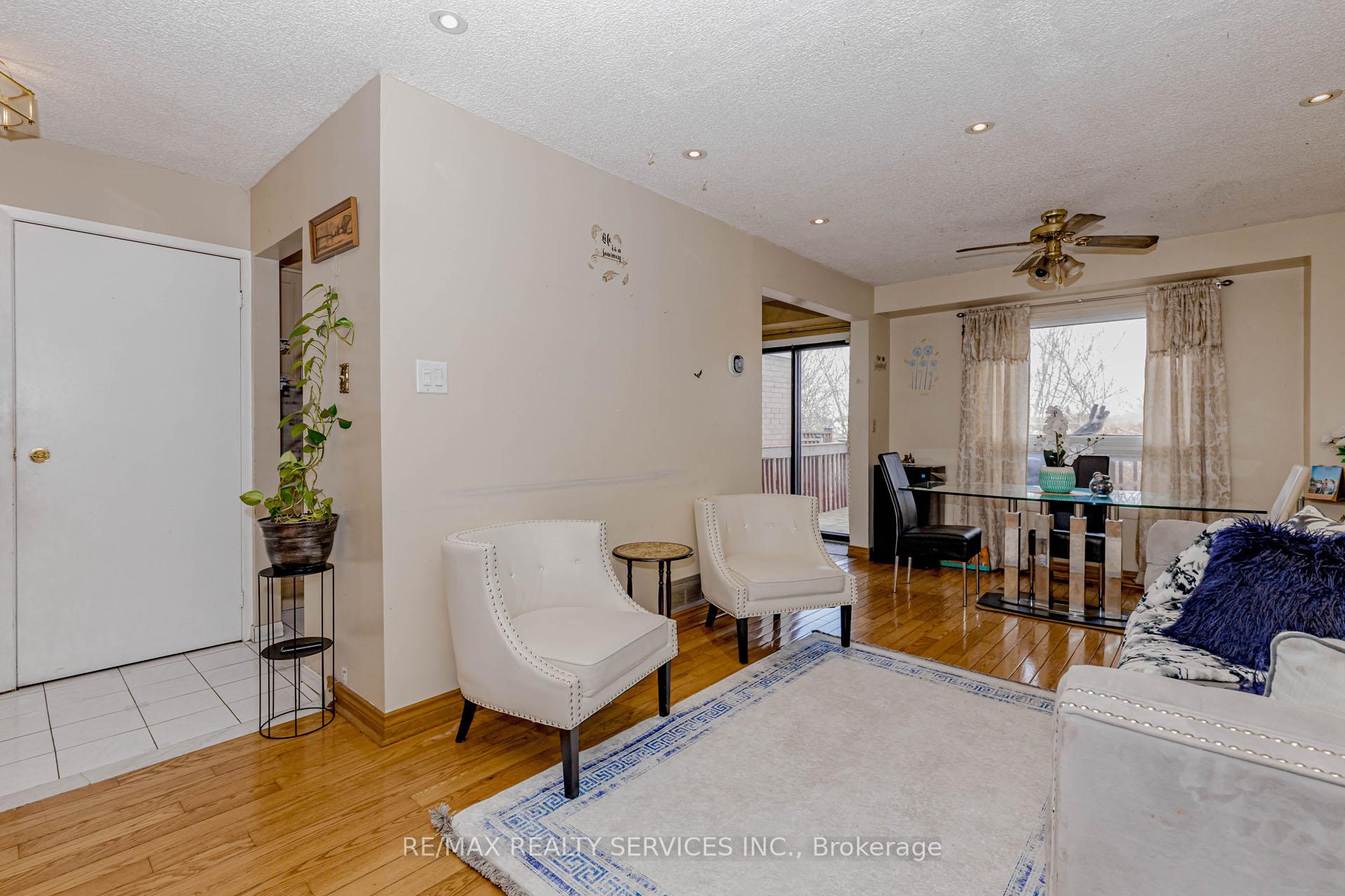 Photo 11 of 130 Cutters Crescent, Brampton, Fletcher's West — HOMEH