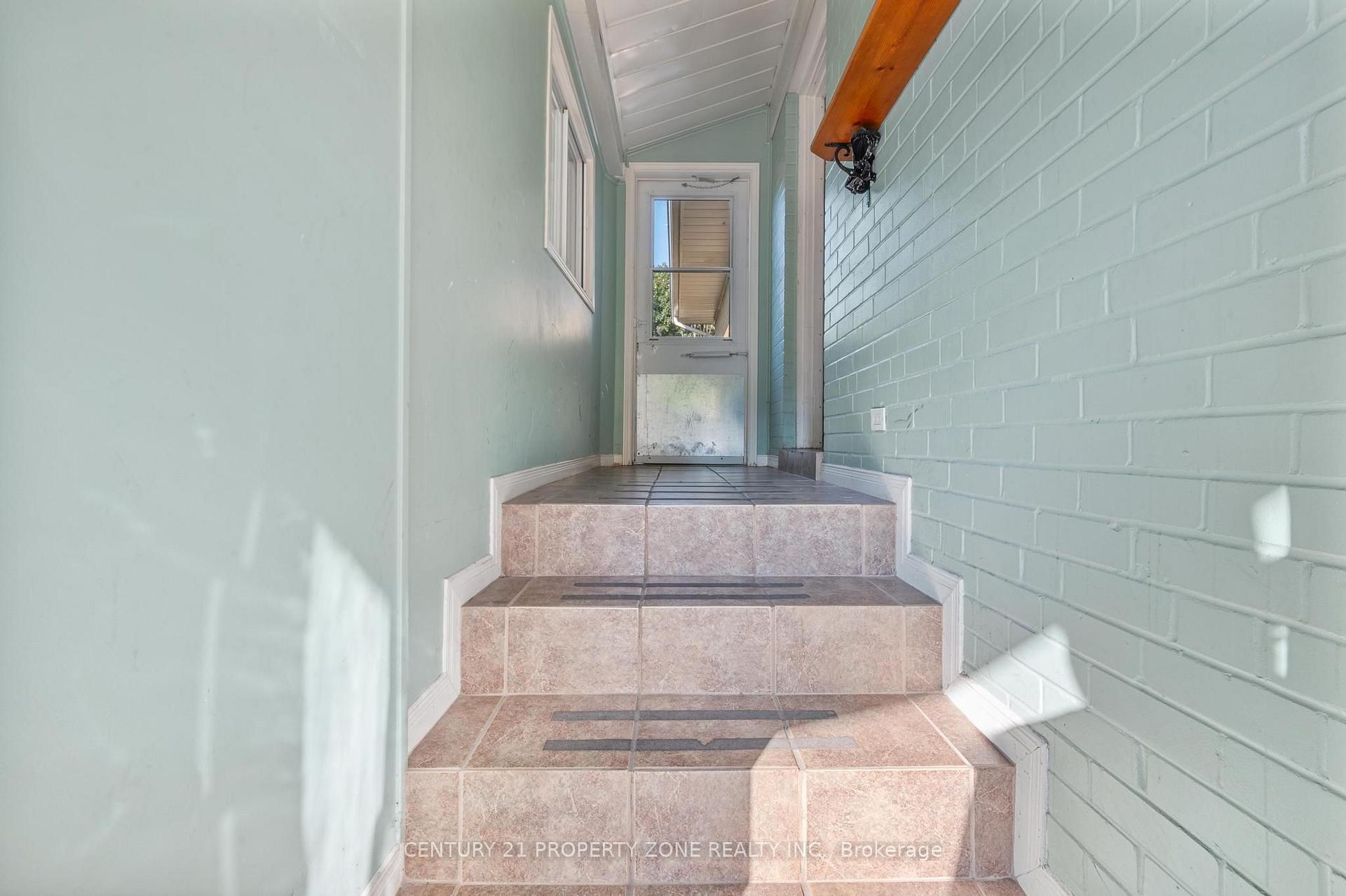Photo 4 of 25 Chatsworth Drive, Brampton, Northwood Park — HOMEH