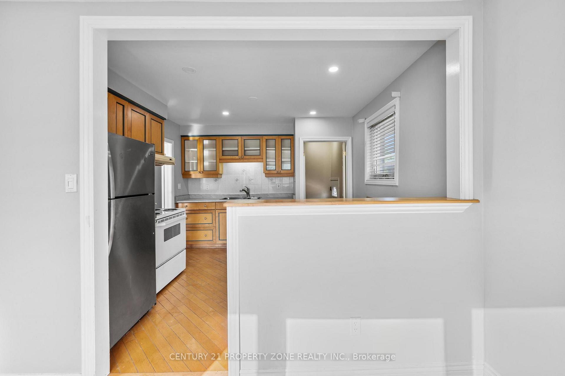 Photo 13 of 25 Chatsworth Drive, Brampton, Northwood Park — HOMEH