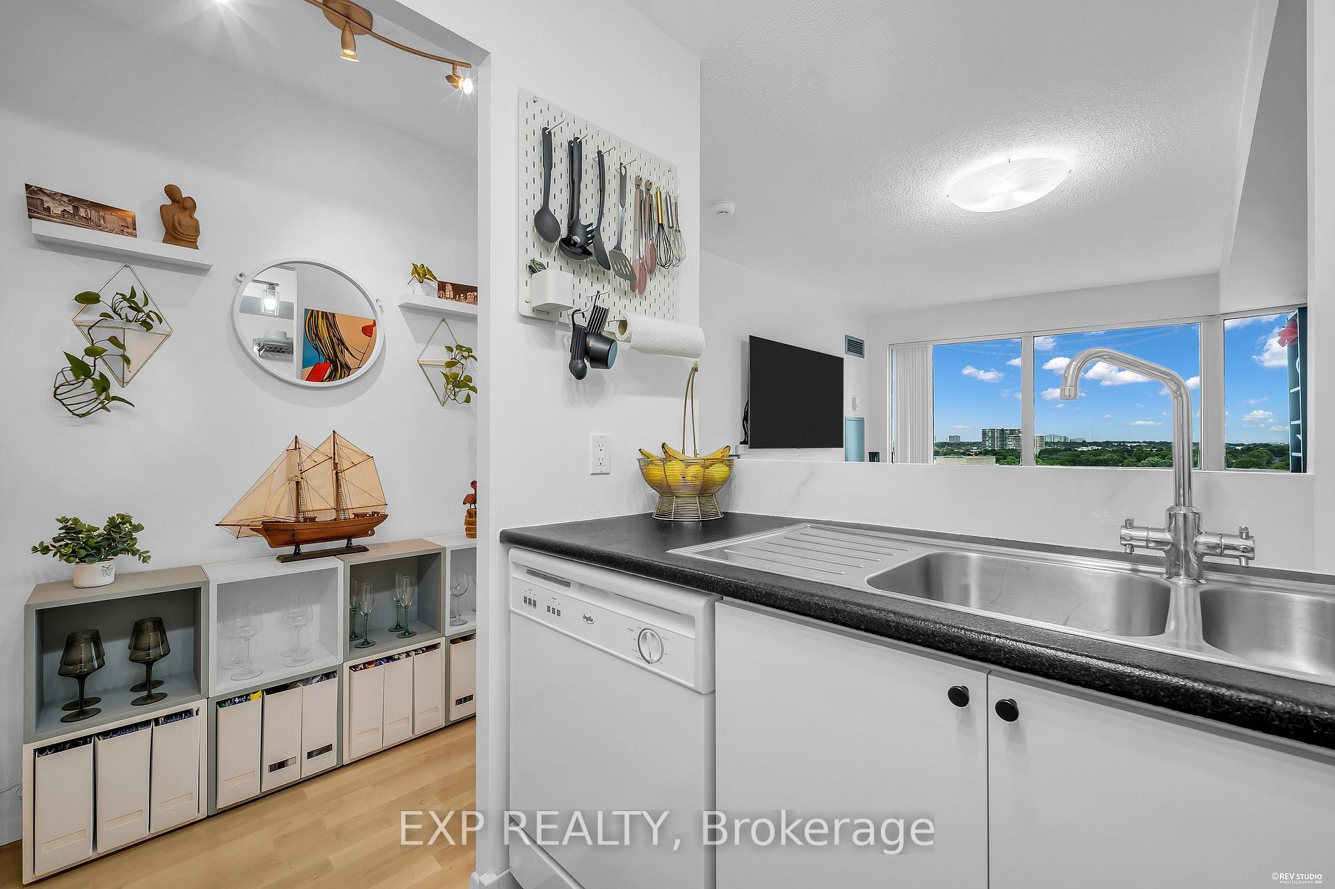 Photo 14 of Unit 1016, 8 Lee Centre Drive N, Scarborough, Woburn — HOMEH