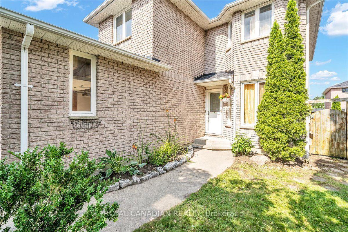 Photo 4 of 72 Short Crescent, Clarington, Courtice — HOMEH