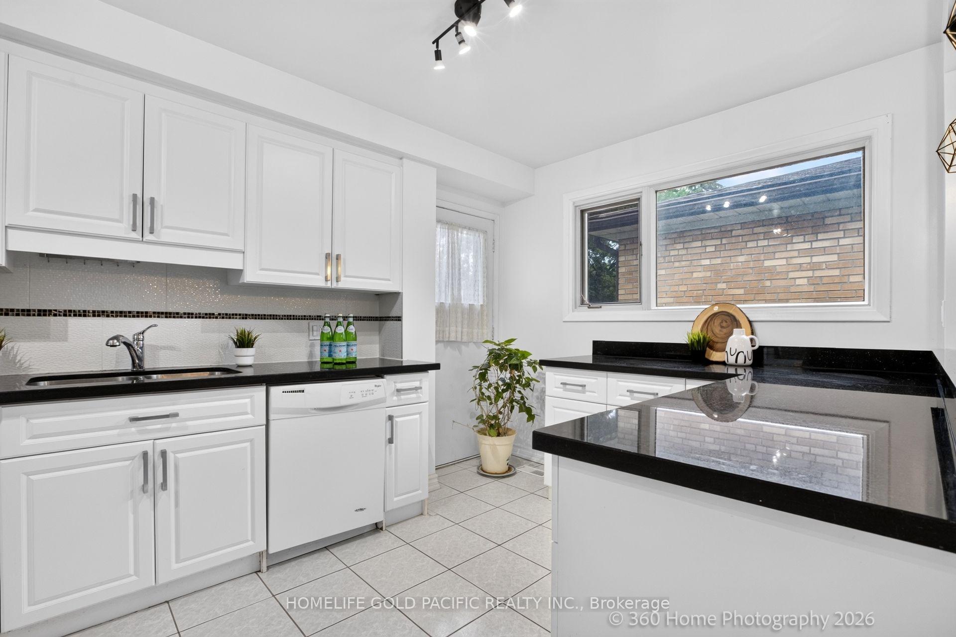 Photo 18 of 25 Houston Crescent, North York, Don Valley Village — HOMEH