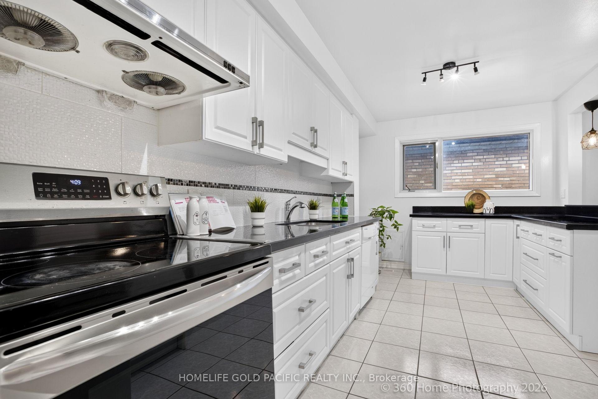 Photo 19 of 25 Houston Crescent, North York, Don Valley Village — HOMEH
