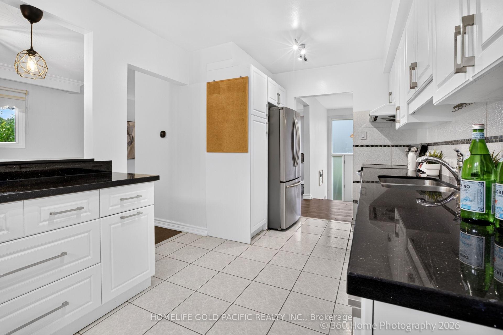 Photo 21 of 25 Houston Crescent, North York, Don Valley Village — HOMEH