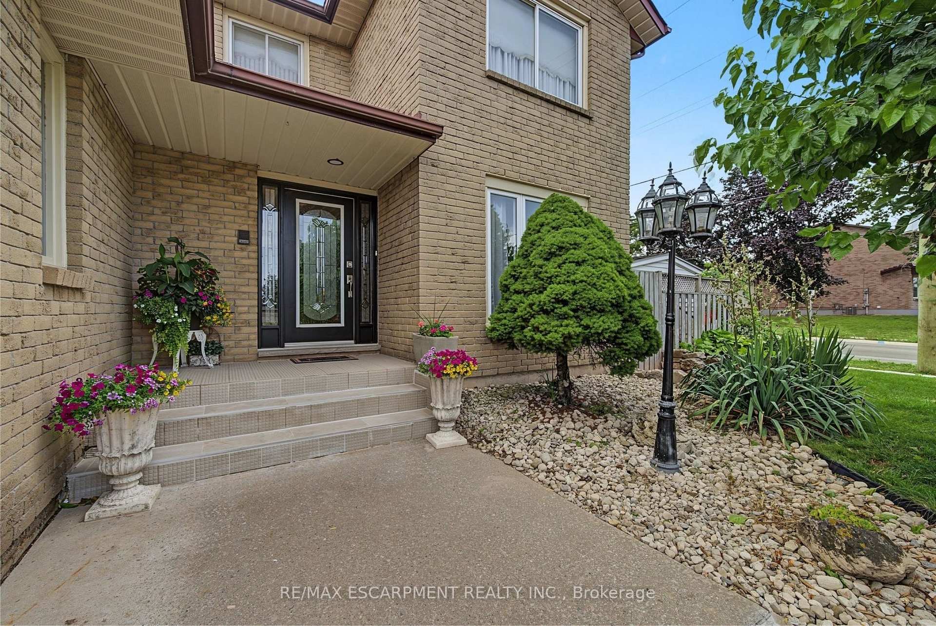 Photo 3 of 2 Cresthaven Drive, Hamilton, Stoney Creek — HOMEH