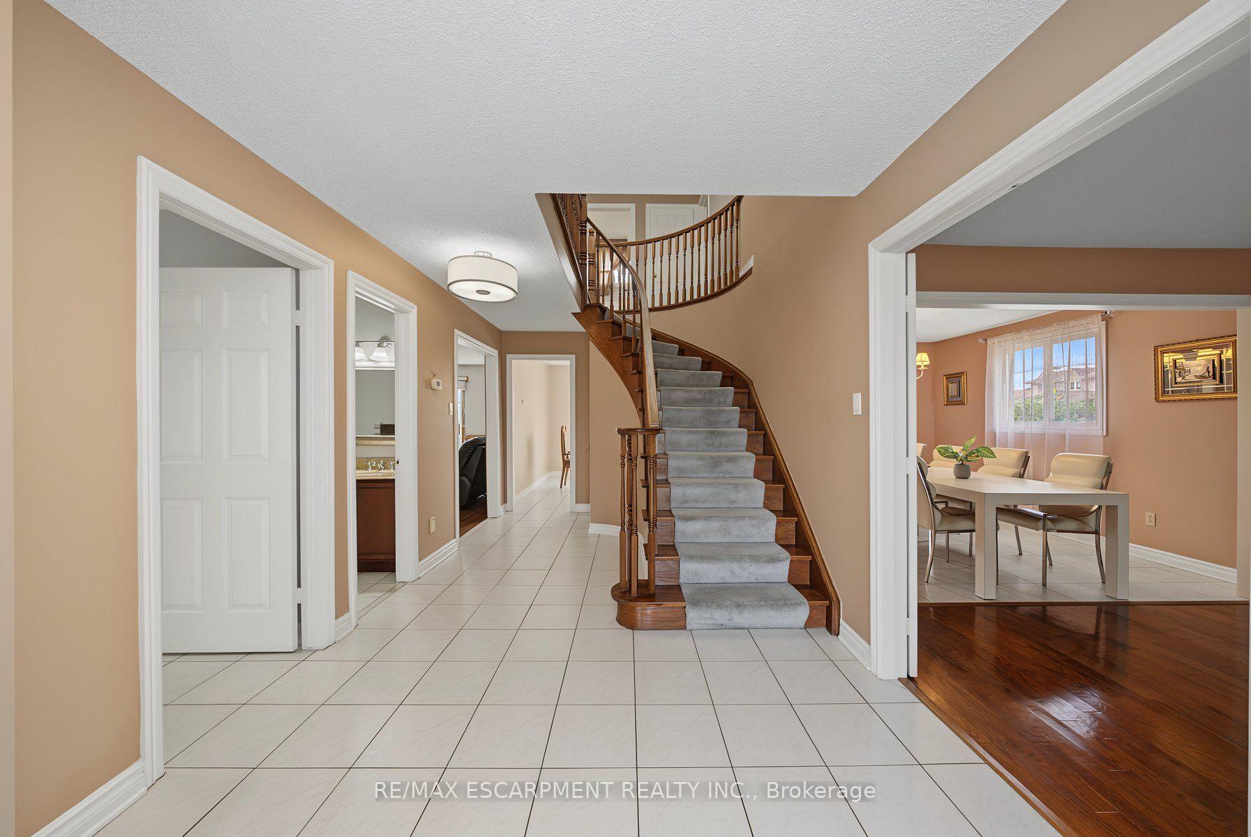 Photo 4 of 2 Cresthaven Drive, Hamilton, Stoney Creek — HOMEH