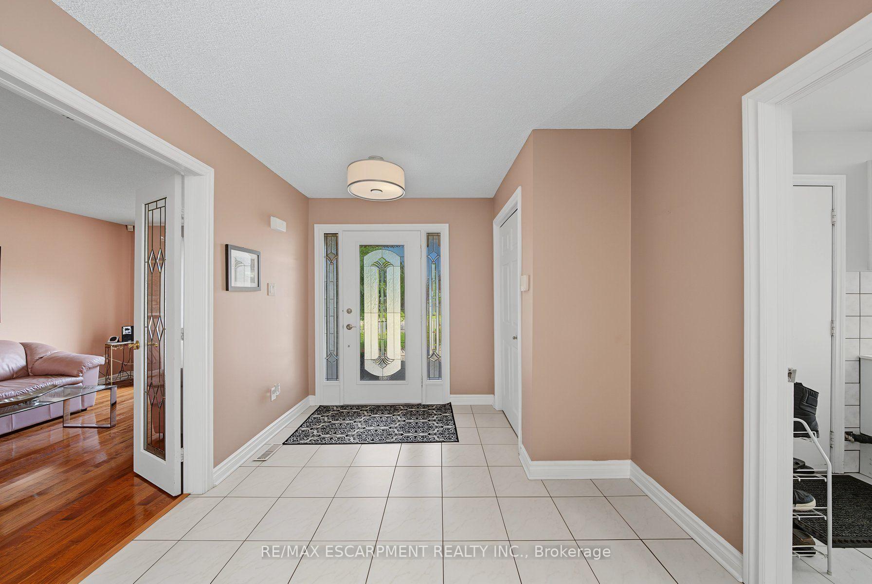 Photo 5 of 2 Cresthaven Drive, Hamilton, Stoney Creek — HOMEH