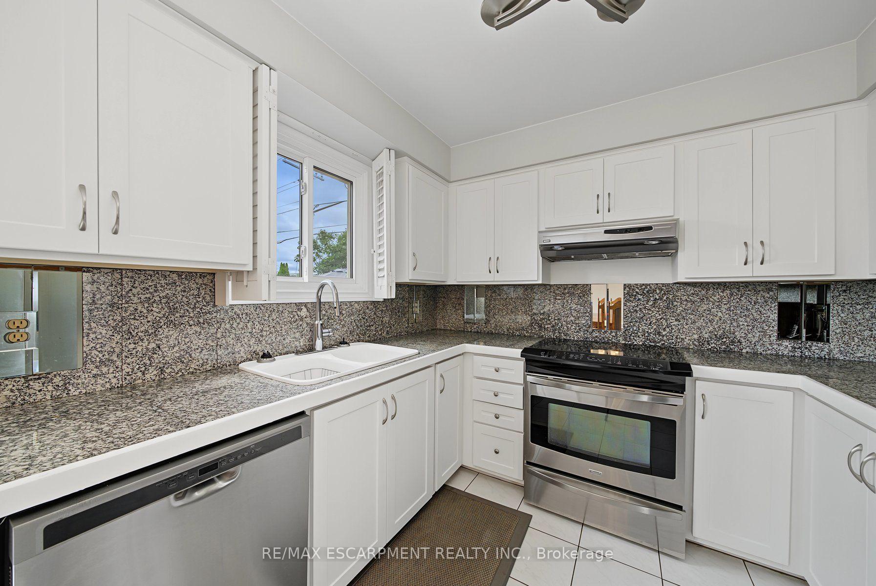 Photo 11 of 2 Cresthaven Drive, Hamilton, Stoney Creek — HOMEH