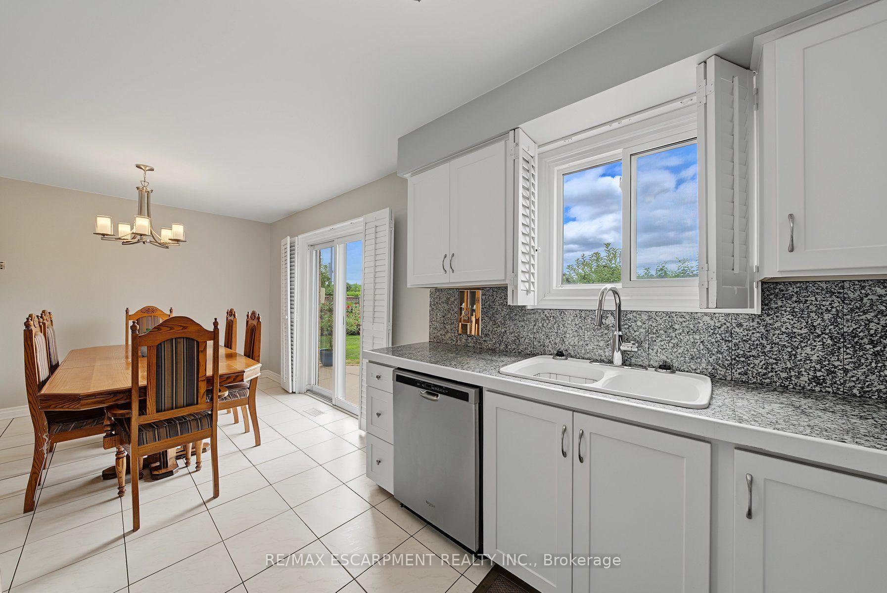 Photo 12 of 2 Cresthaven Drive, Hamilton, Stoney Creek — HOMEH