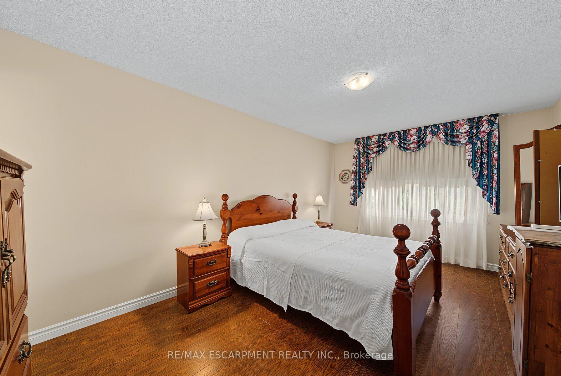 Photo 22 of 2 Cresthaven Drive, Hamilton, Stoney Creek — HOMEH