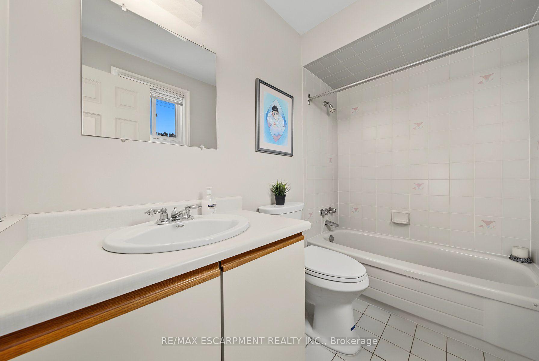 Photo 23 of 2 Cresthaven Drive, Hamilton, Stoney Creek — HOMEH
