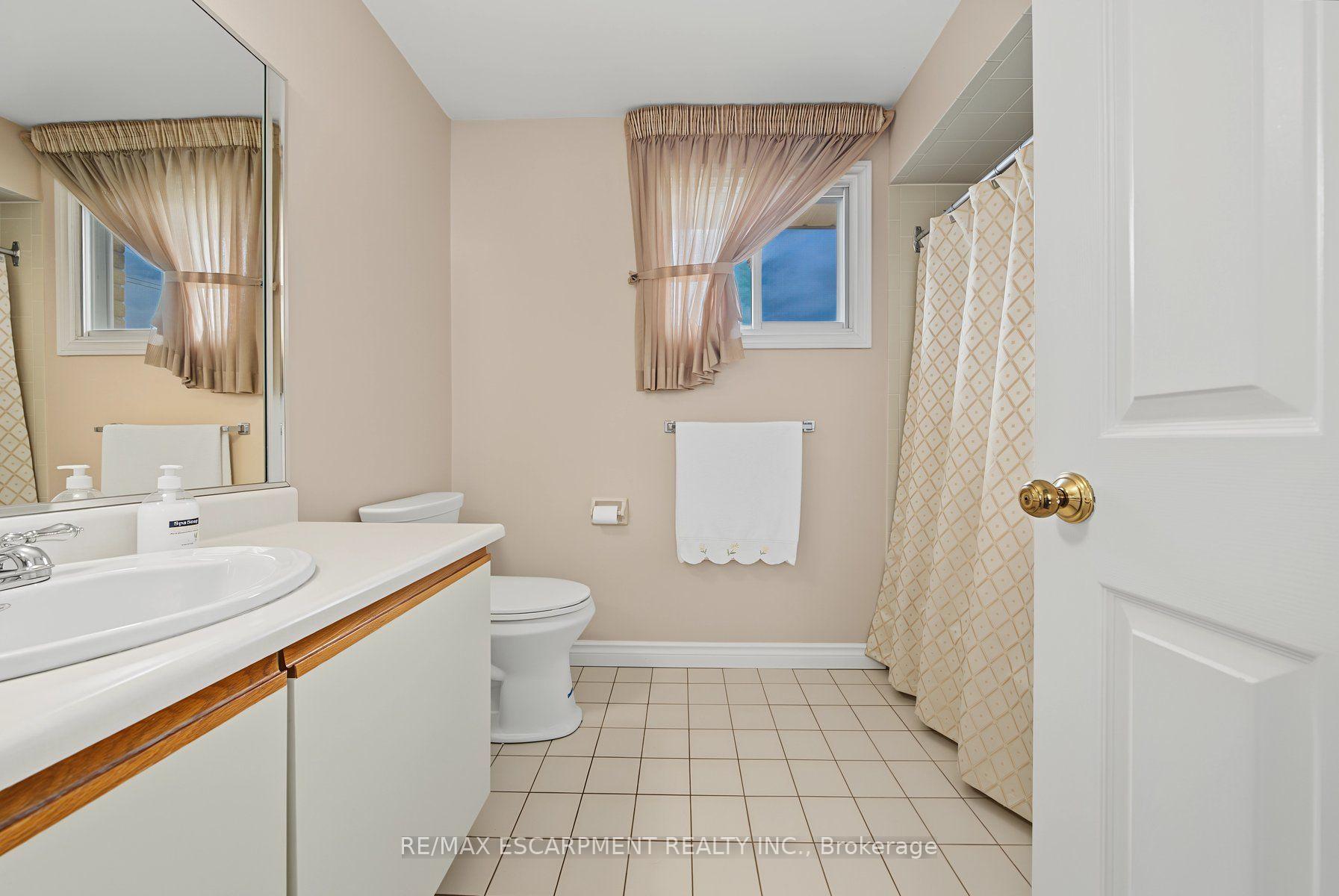 Photo 27 of 2 Cresthaven Drive, Hamilton, Stoney Creek — HOMEH