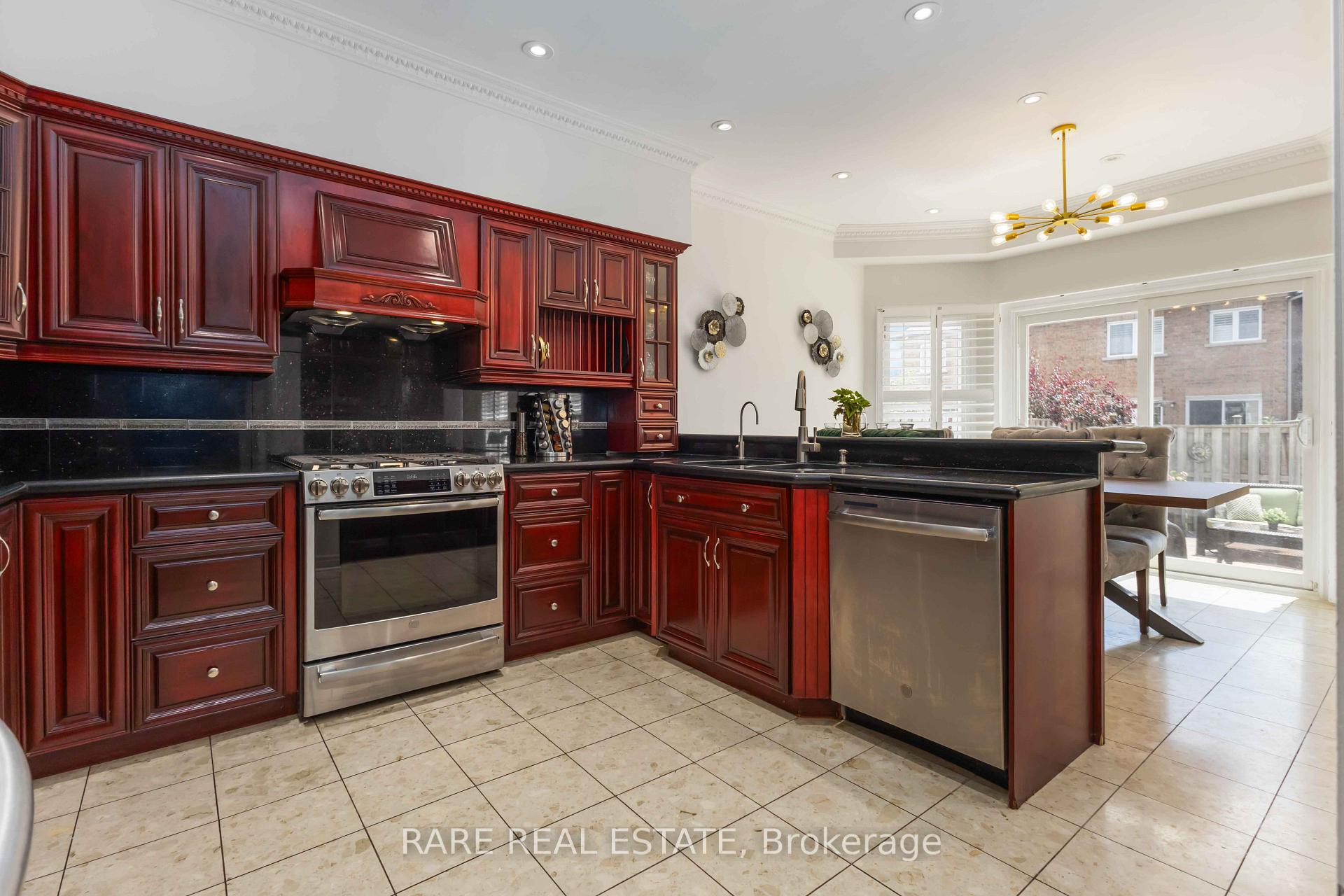 Photo 12 of 55 Castlemore Avenue, Markham, Berczy — HOMEH
