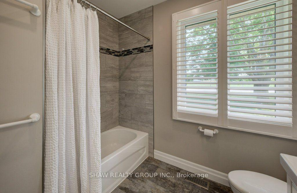Photo 16 of 3335 Lobsinger Line, Wellesley — HOMEH