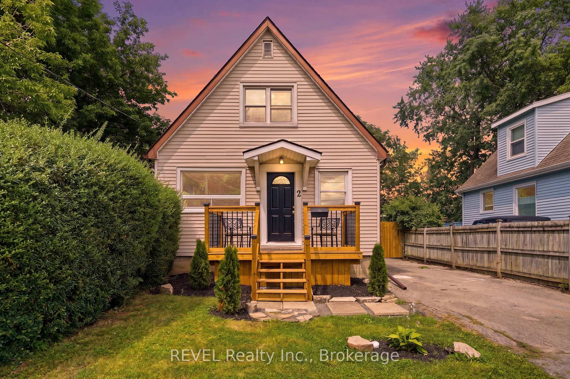 Photo 3 of 2 Kent Street, St. Catharines, Western Hill — HOMEH