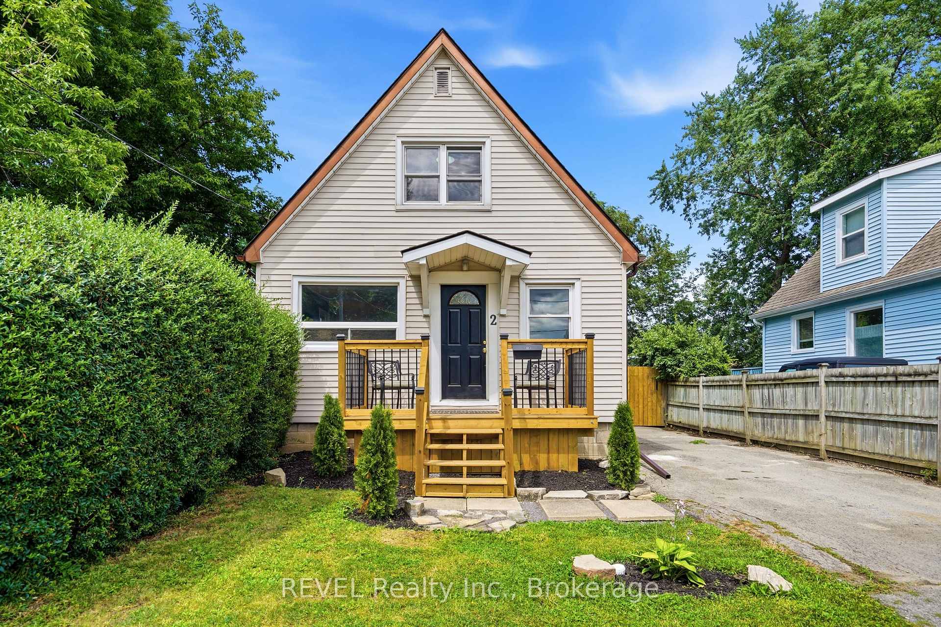 Photo 4 of 2 Kent Street, St. Catharines, Western Hill — HOMEH