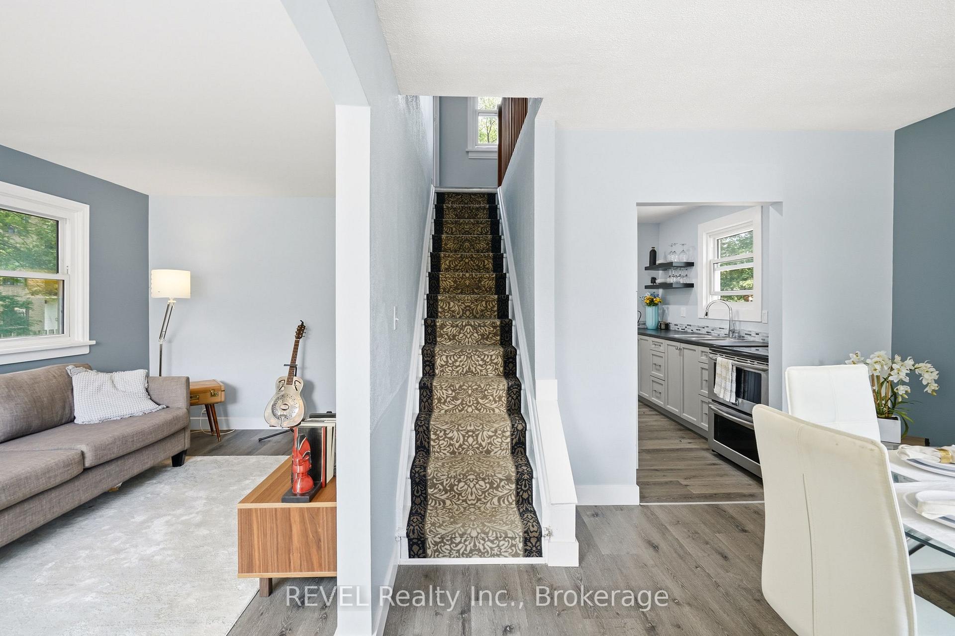 Photo 5 of 2 Kent Street, St. Catharines, Western Hill — HOMEH