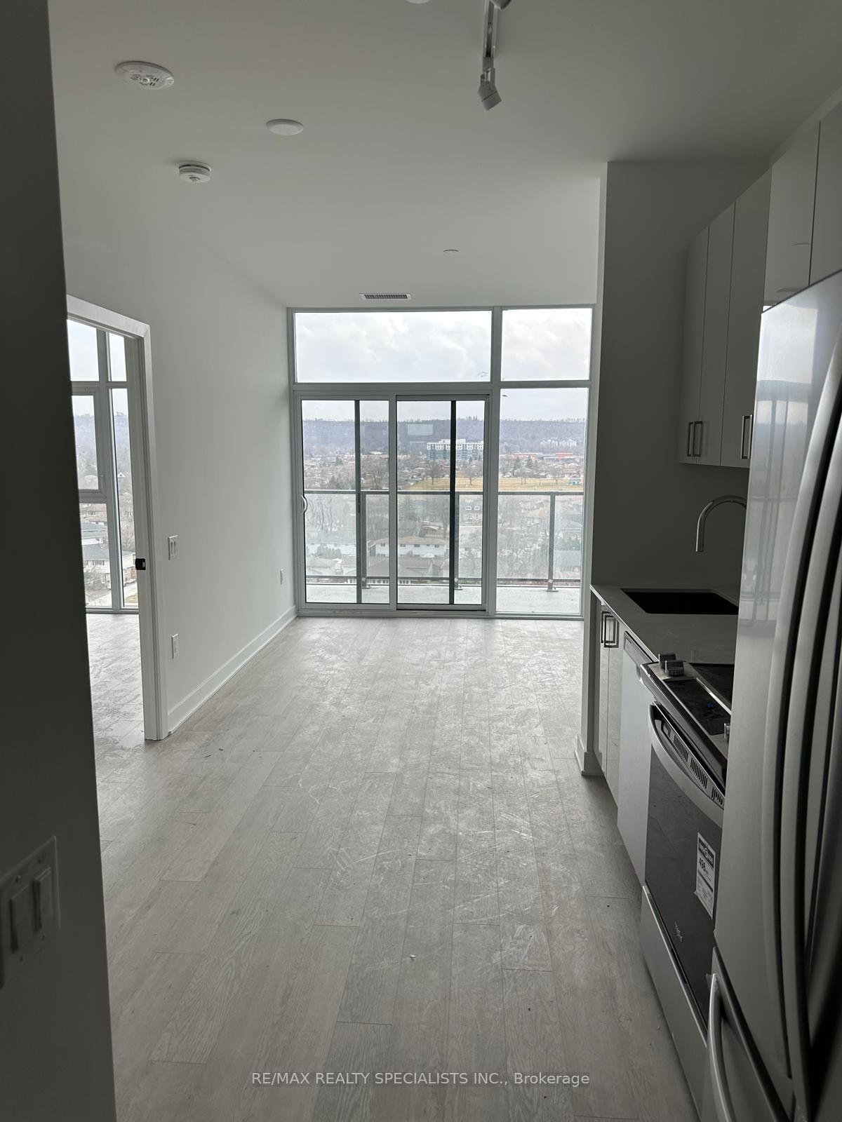 Photo 6 of Unit 801, 2782 Barton Street E, Hamilton, Riverdale — HOMEH