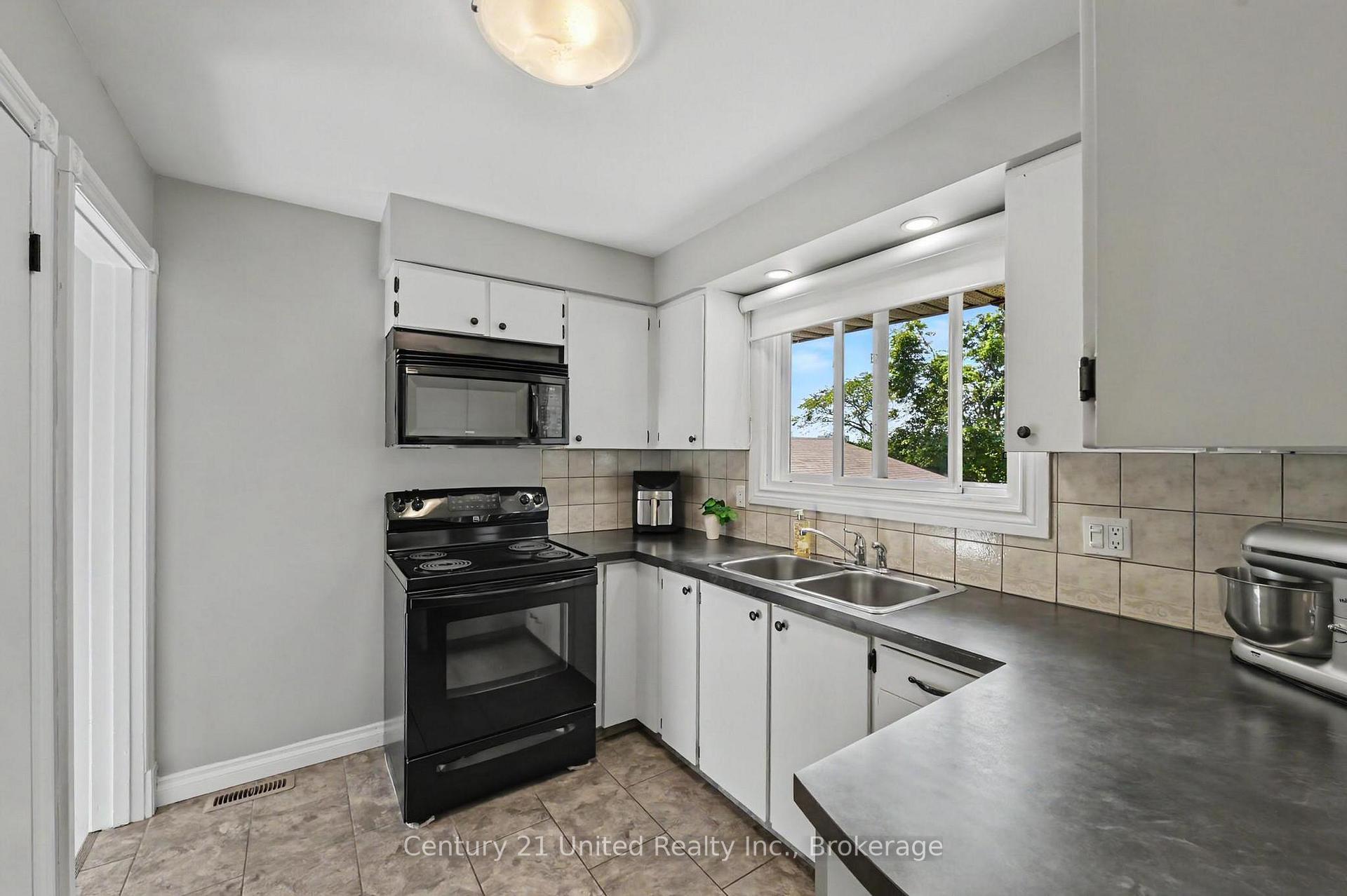 Photo 5 of 815 Stewart Drive, Peterborough, Ashburnham Ward 4 — HOMEH
