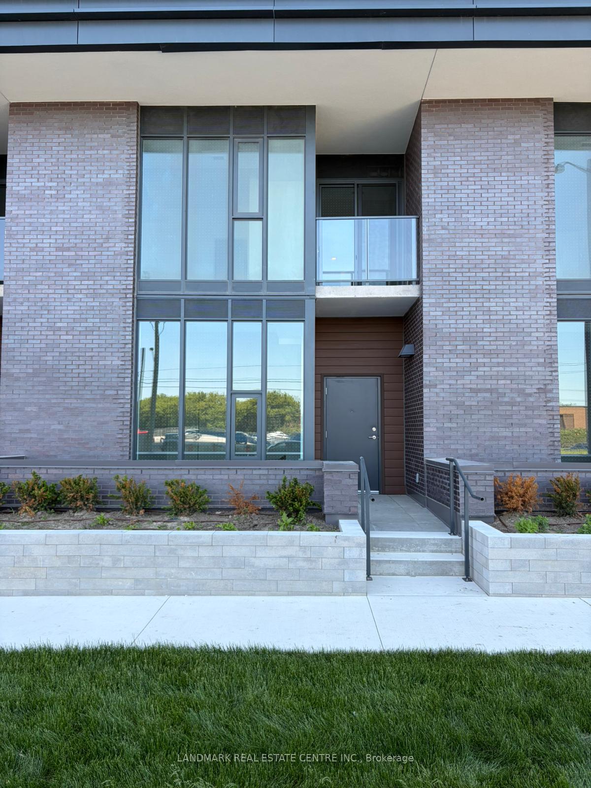 Photo 4 of Unit 212, 10 Flavelle Trail, Vaughan, Steeles West Industrial — HOMEH