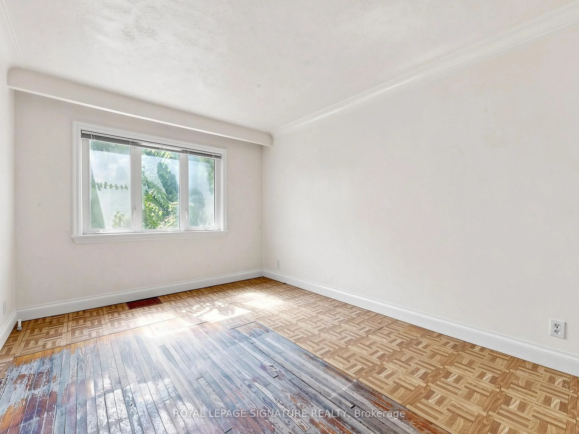 Photo 4 of 18 Dunraven Drive, Toronto, Keelesdale-Eglinton West — HOMEH