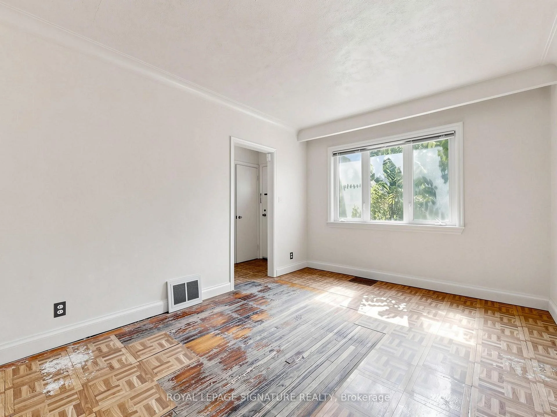 Photo 5 of 18 Dunraven Drive, Toronto, Keelesdale-Eglinton West — HOMEH