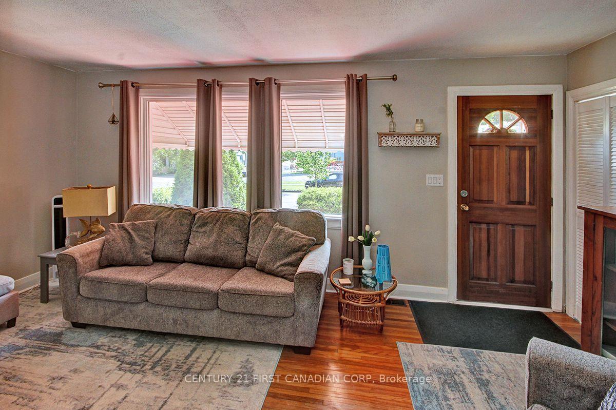 Photo 5 of 396 Avondale Road, London, East H — HOMEH