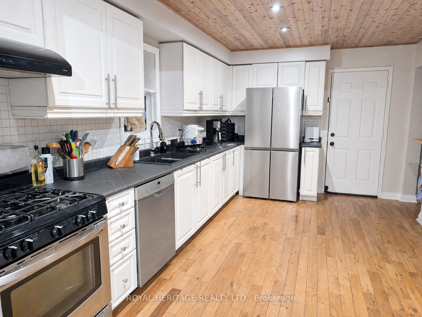 Photo 13 of 23 Hooper Square, Clarington, Bowmanville — HOMEH