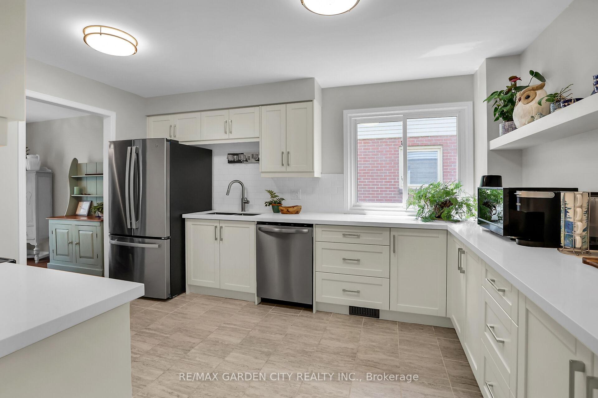 Photo 3 of 4542 Ivy Gardens Crescent, Lincoln, Beamsville — HOMEH