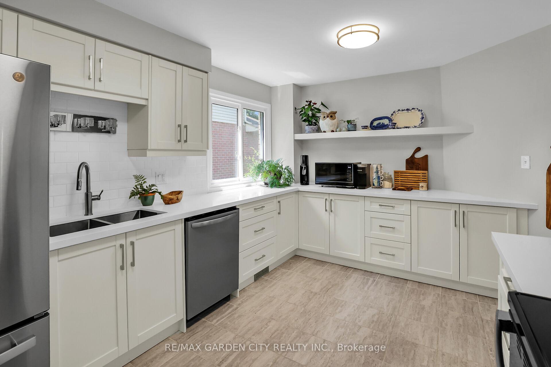 Photo 4 of 4542 Ivy Gardens Crescent, Lincoln, Beamsville — HOMEH