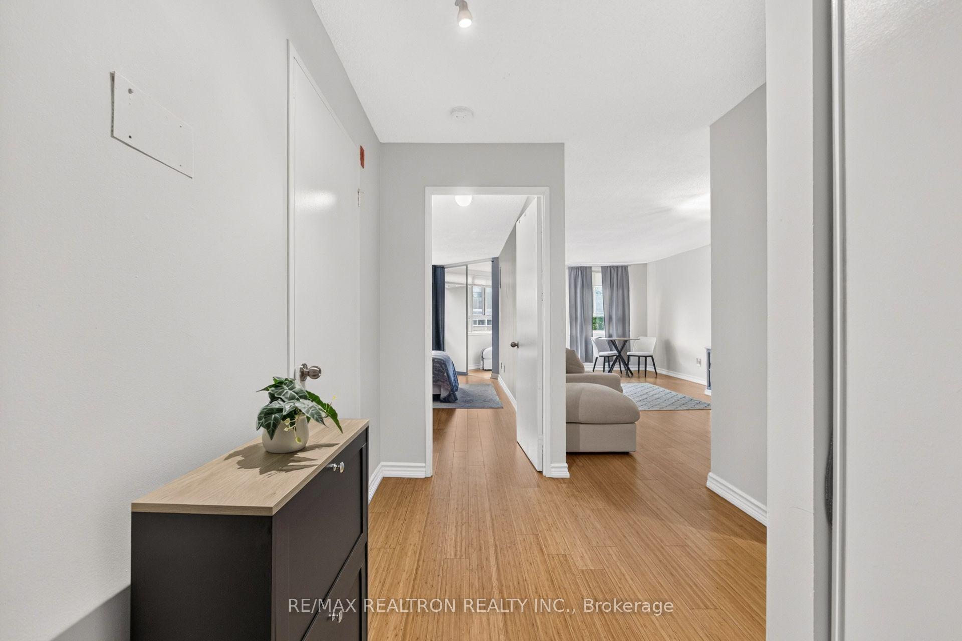 Photo 3 of Unit 604, 4 Park VISTA Crescent, Toronto, O'Connor-Parkview — HOMEH