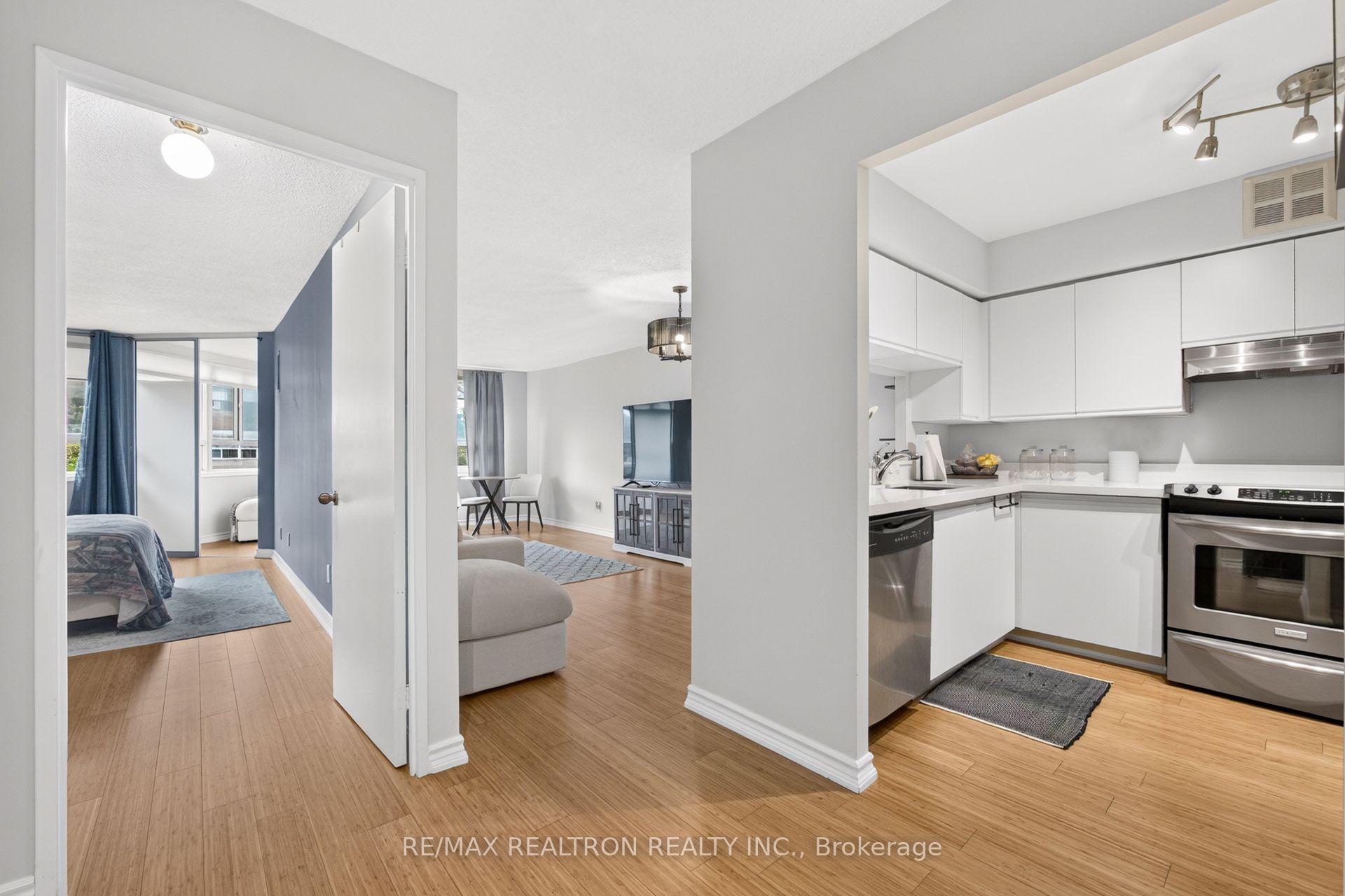 Photo 5 of Unit 604, 4 Park VISTA Crescent, Toronto, O'Connor-Parkview — HOMEH