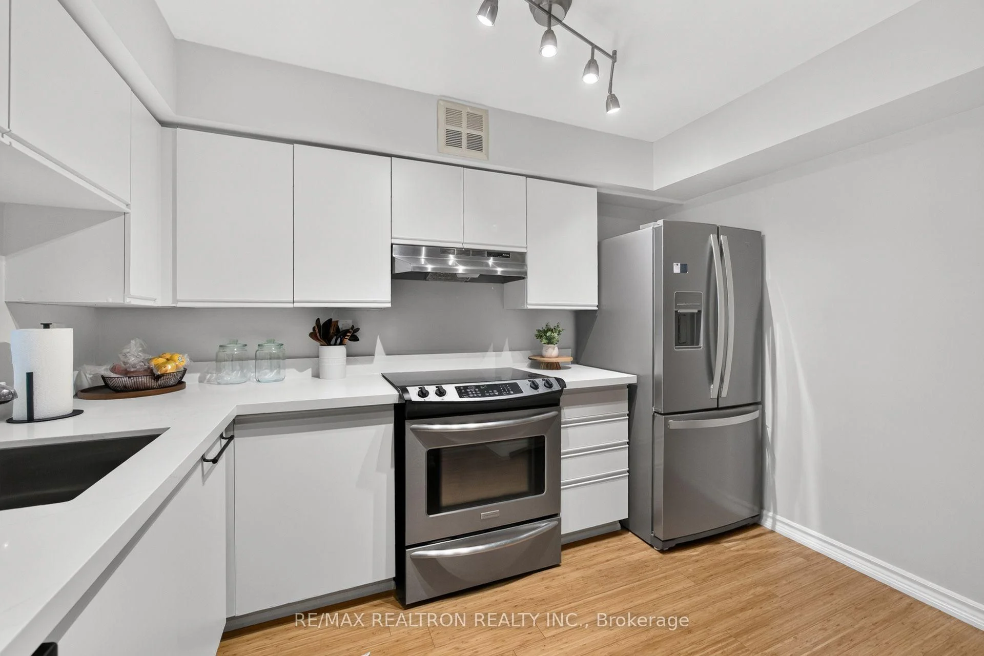 Photo 12 of Unit 604, 4 Park VISTA Crescent, Toronto, O'Connor-Parkview — HOMEH