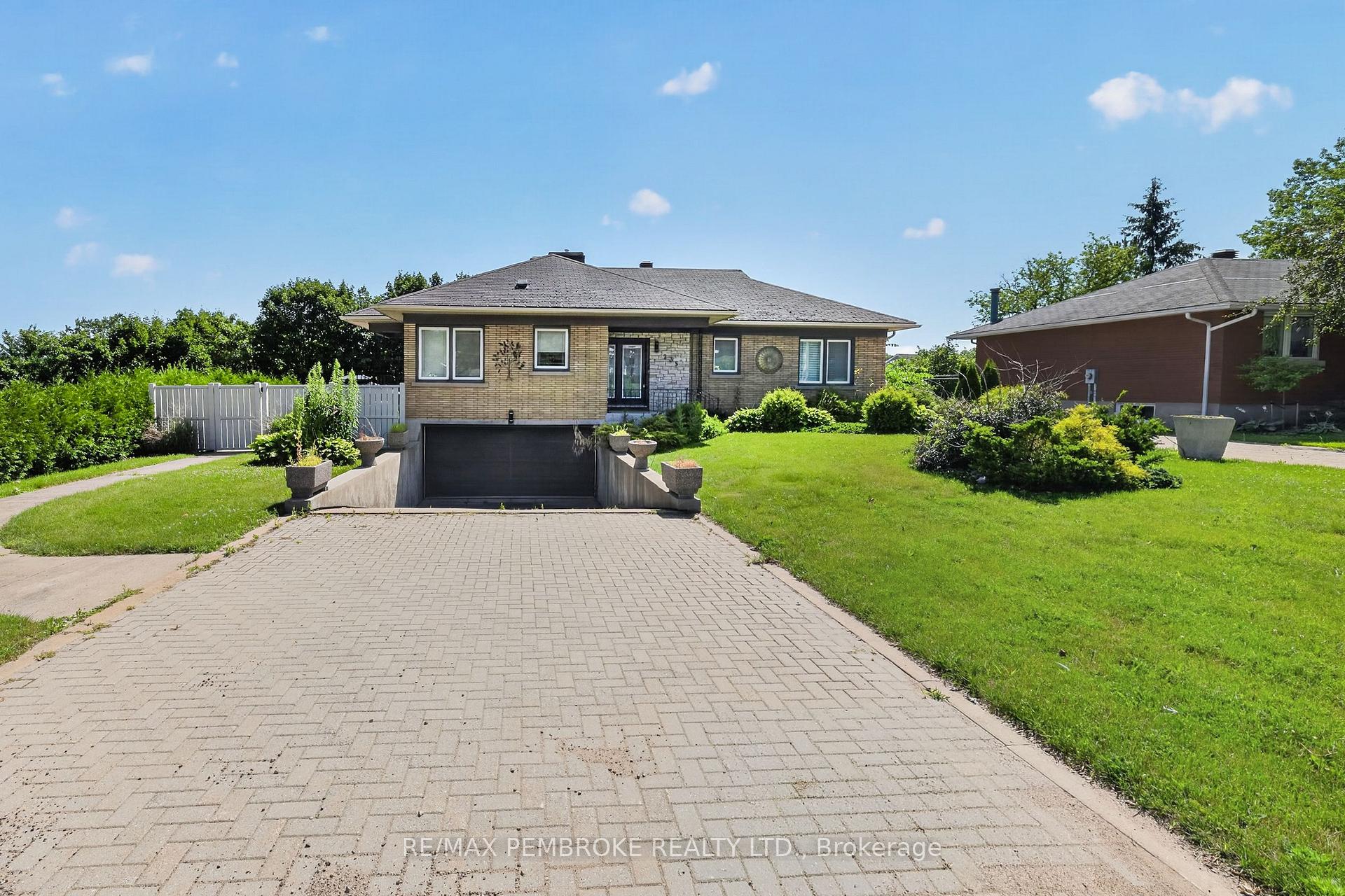 Photo 4 of 235 Broadview Drive, Pembroke, Pembroke — HOMEH