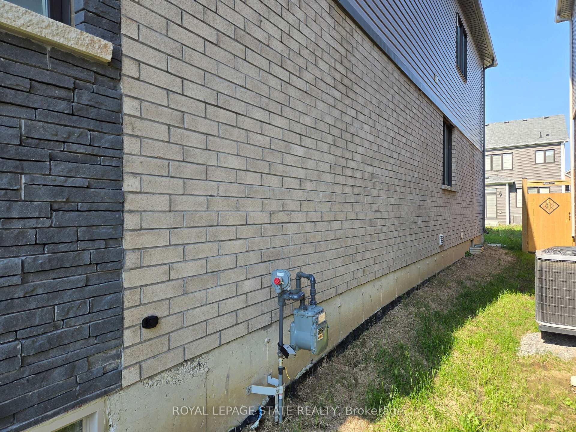 Photo 4 of 395 Barker Parkway, Thorold, Rolling Meadows — HOMEH