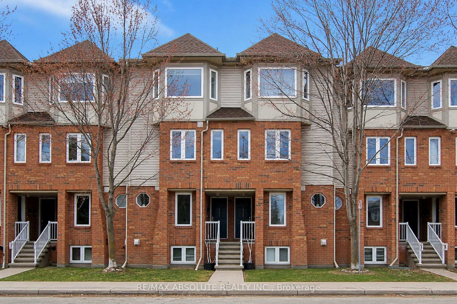 Photo 2 of 1350 Guthrie Street, Ottawa, Leslie Park — HOMEH