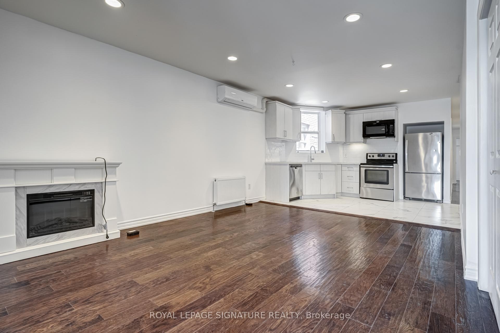 Front of Unit 3rd Lvl, 1116 College Street