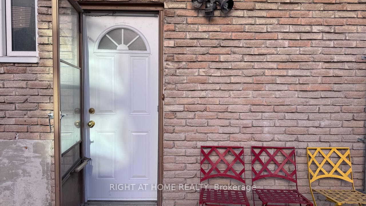 Photo 2 of Unit Basement, 24 Jondan Crescent, Markham, Royal Orchard — HOMEH