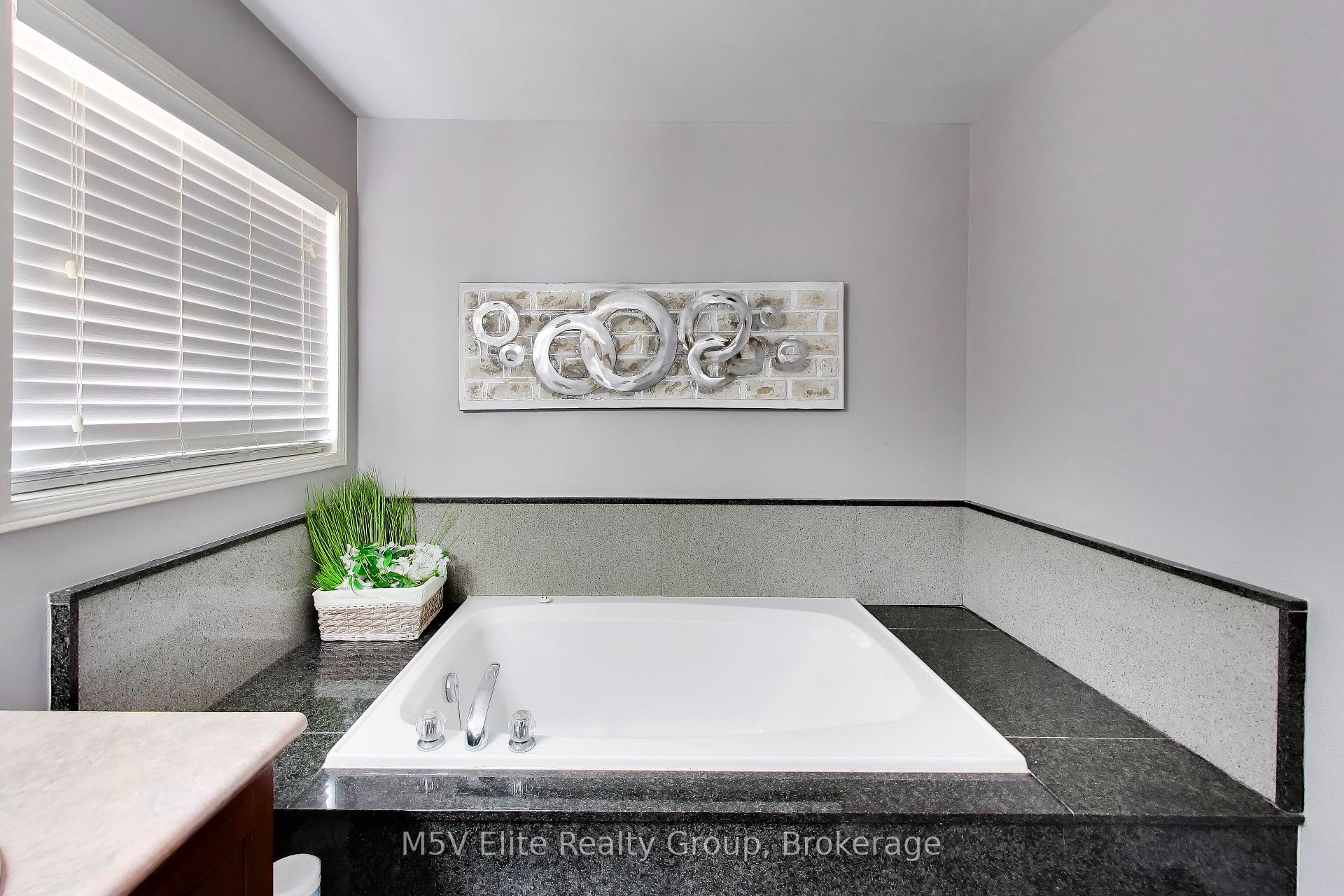 Photo 10 of 46 Royal Orchard Drive, Brampton, Brampton West — HOMEH