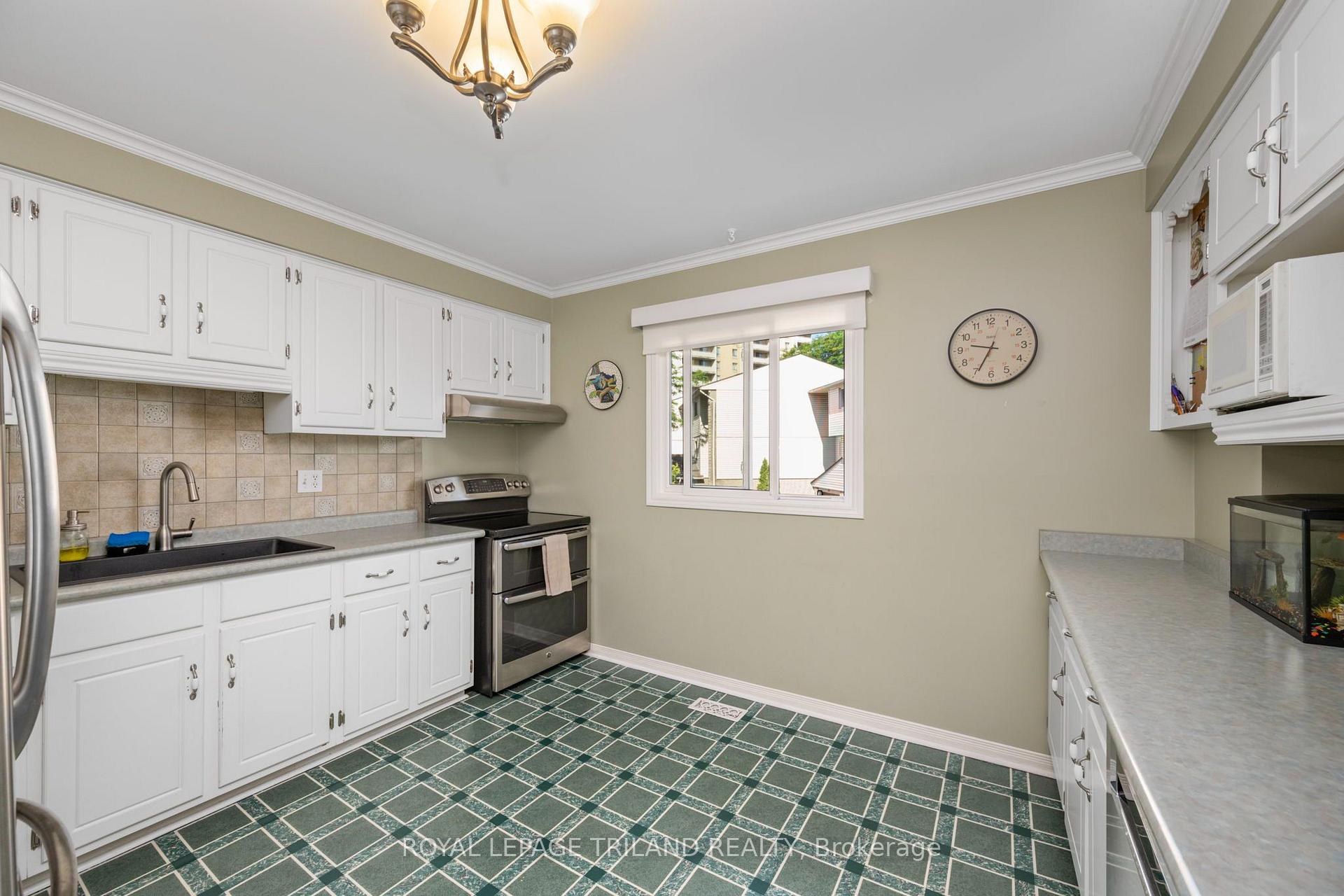 Photo 14 of Unit 14, 300 Sandringham Crescent, London, South R — HOMEH