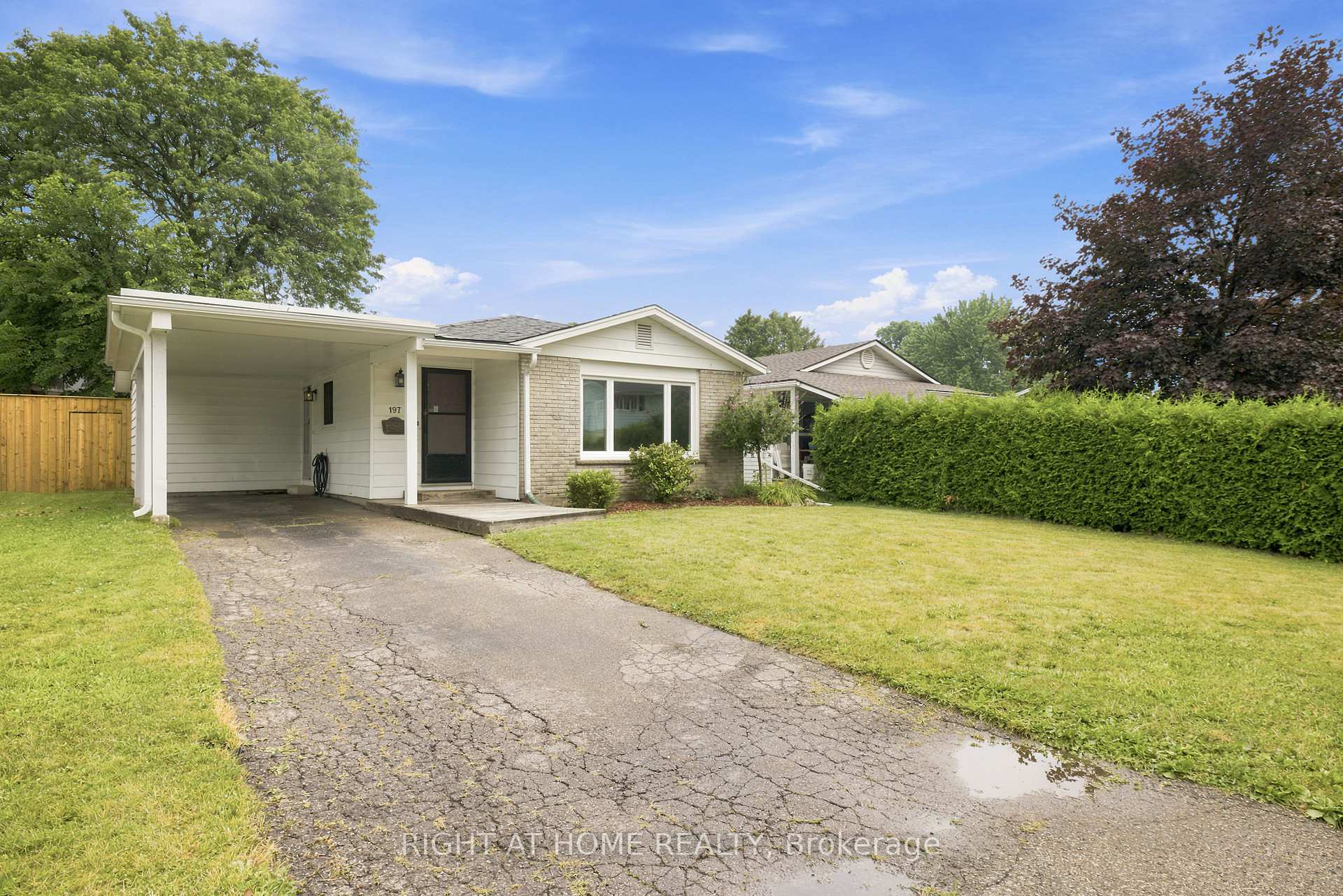 Photo 2 of 197 Pinedale Drive, Kitchener, Laurentian Hills — HOMEH