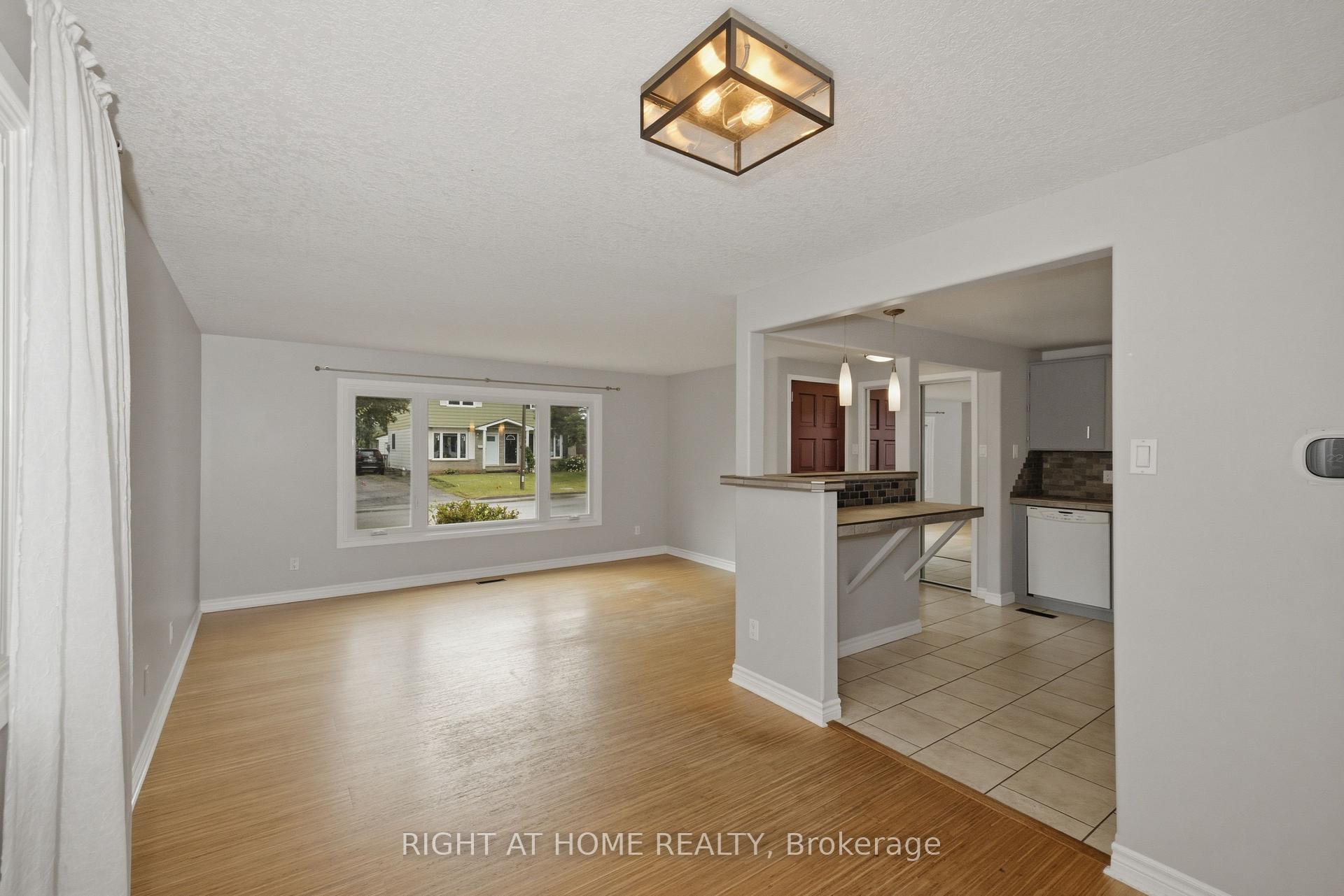 Photo 3 of 197 Pinedale Drive, Kitchener, Laurentian Hills — HOMEH