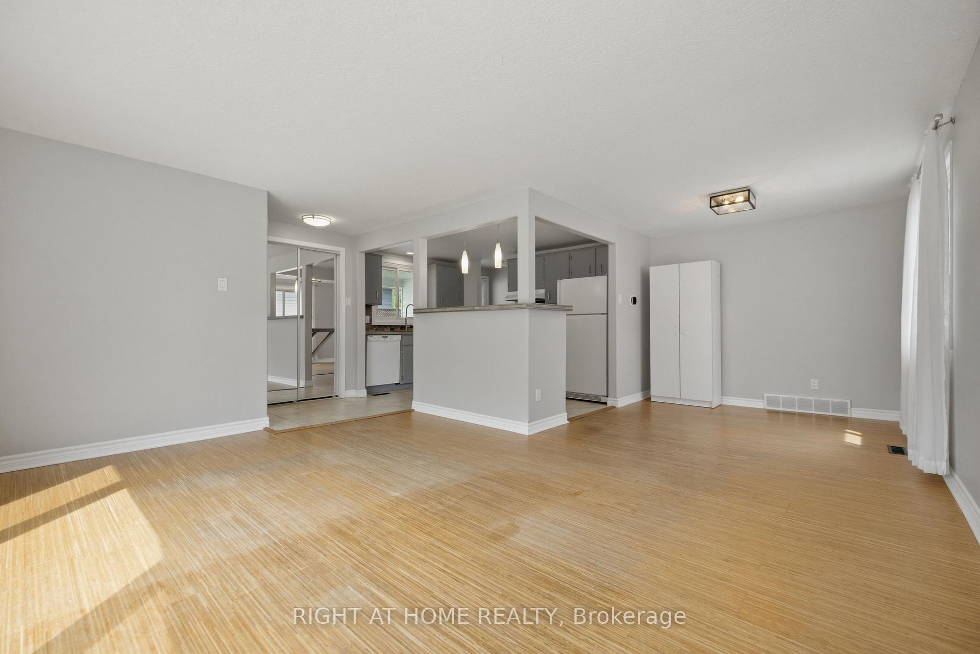Photo 4 of 197 Pinedale Drive, Kitchener, Laurentian Hills — HOMEH