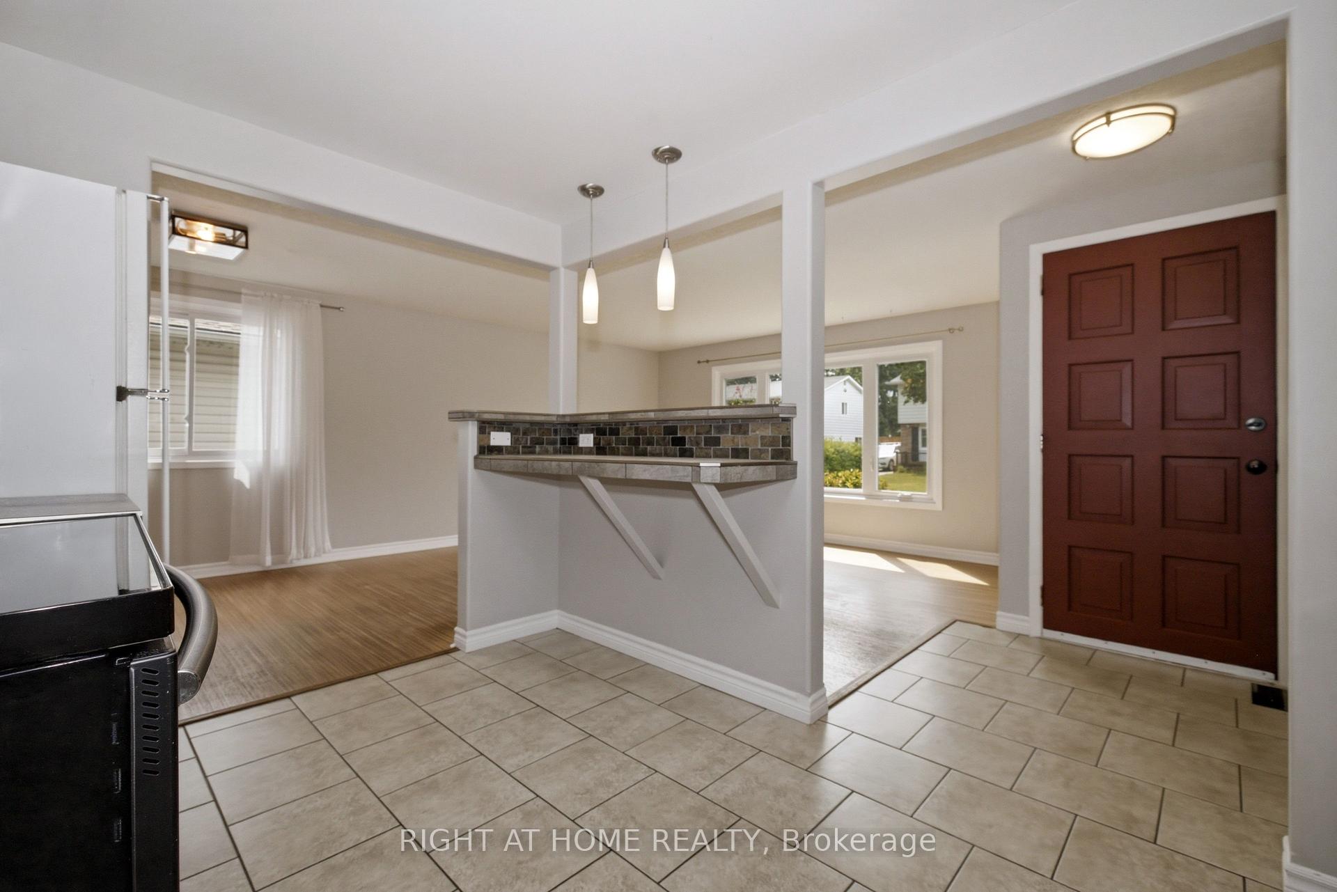 Photo 7 of 197 Pinedale Drive, Kitchener, Laurentian Hills — HOMEH